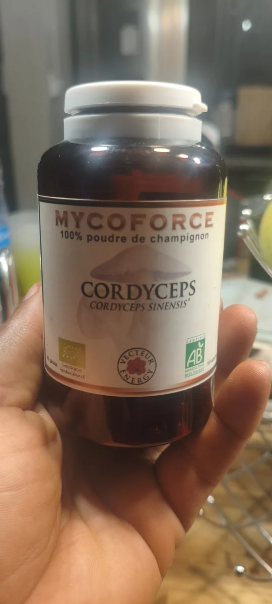 Flacon Mycoforce Cordyceps tenu en main